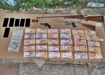 La policía secuestró más 12 mil dólares, alrededor de 4 millones de pesos y tres armas de fuego luego de que un hombre de 72 años sufriera un millonario robo