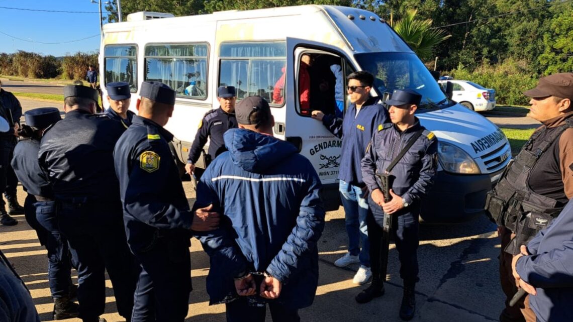 Desde la policía dieron más precisiones sobre la detención de los 12 hinchas de Nacional de Uruguay: uno de ellos tenía pedido de captura