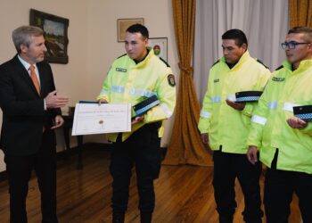 Reconocimiento a policías que detectaron 500 kilos de explosivos en puesto caminero