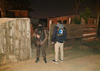 La policía realizó siete allanamientos por narcomenudeo: un gremialista municipal se encontraba en uno de los domicilios que funcionaría como bunker de droga