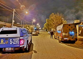 La policía realizó nueve allanamientos luego de que se efectuara una balacera entre dos bandas antagónicas de la zona oeste: hay tres personas con pedido de detención