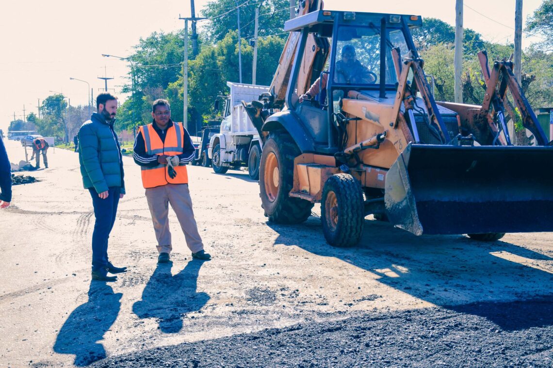 CON PRODUCCIÓN PROPIA DE ASFALTO, LA MUNICIPALIDAD CONTINÚA CON EL PROGRAMA DE BACHEO