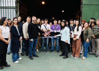 EL INTENDENTE AZCUÉ ENTREGÓ LOS GALPONES PARA QUE LOS ESTUDIANTES DE CONCORDIA COMIENCEN CON EL ARMADO DE CARROZAS