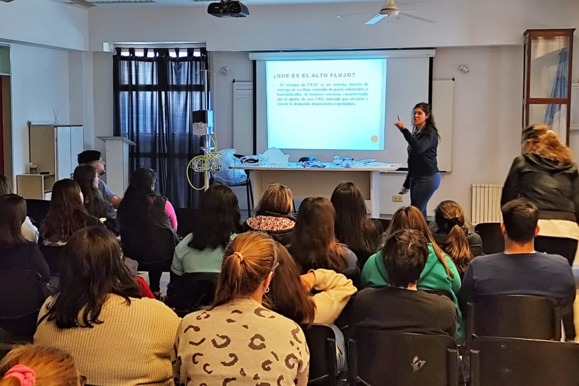 Equipos de salud se capacitan en el uso de dispositivos que mejoran la capacidad respiratoria de pacientes pediátricos