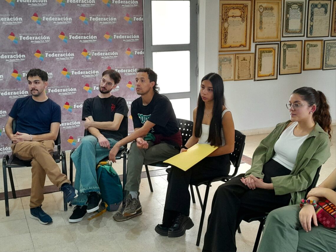 El Intendente Bravo recibió al equipo de producción de la película sobre el cine Rex de Federación