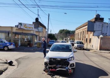 Un motociclista debió ser hospitalizado tras chocar con un vehículo