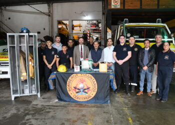 LA MUNICIPALIDAD HIZO ENTREGA DE UN DESFIBRILADOR Y UN LOCKER A LOS BOMBEROS VOLUNTARIOS