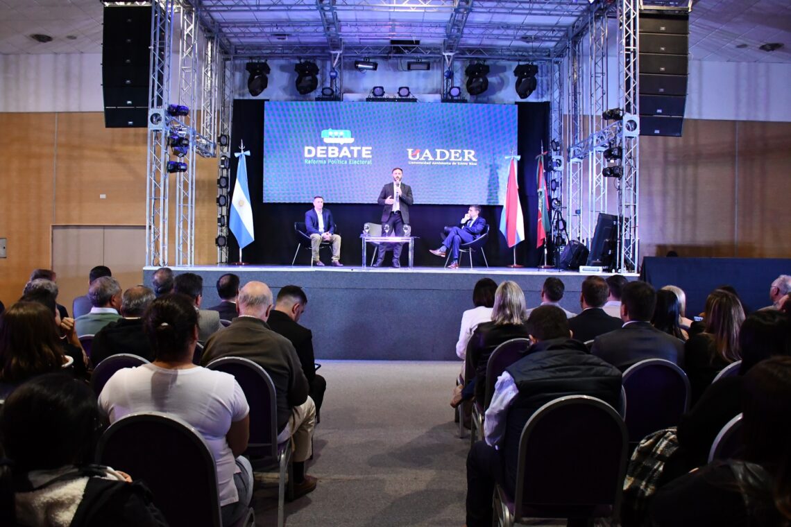 EL INTENDENTE AZCUÉ PARTICIPÓ DEL SEGUNDO ENCUENTRO DEL CICLO DE DEBATE SOBRE LA REFORMA POLÍTICA ELECTORAL EN ENTRE RÍOS