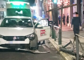 Un remisero con 2.2 de alcohol en sangre perdió el control del vehículo en pleno centro y chocó contra una baranda