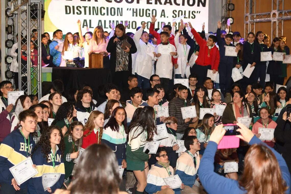 DISTINCIÓN “HUGO SOLÍS” AL ALUMNO SOLIDARIO