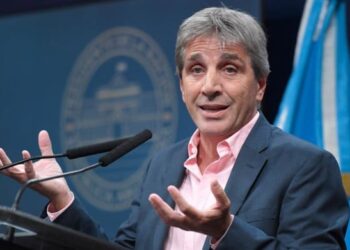 Caputo confirmó que desde septiembre baja 10 puntos el impuesto PAÍS