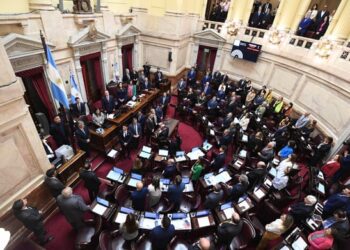 Senadores aumentan sus dietas y cobrarán 9 millones de pesos