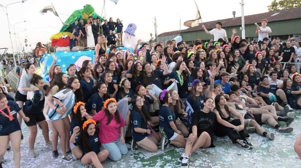 EMOTIVO CIERRE DE LOS DESFILES DE CARROZAS