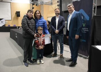 EL INTENDENTE AZCUÉ PARTICIPÓ DE LA ENTREGA DE ESCRITURAS A ADJUDICATARIOS DEL IAPV EN CONCORDIA