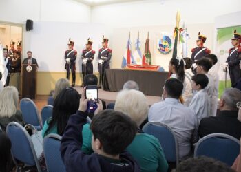 AZCUÉ, JUNTO A ALUMNOS CONCORDIENSES, DIERON LA BIENVENIDA A LOS GRANADEROS Y A LA RÉPLICA DEL SABLE CORVO DE SAN MARTÍN