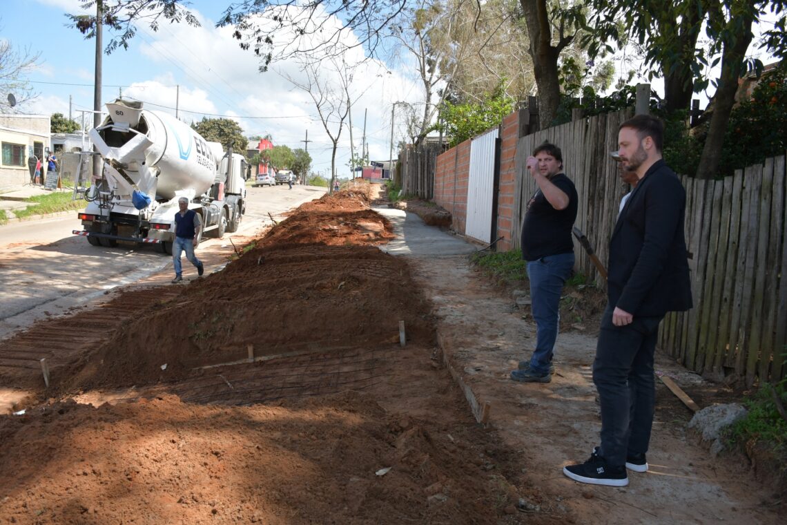 AZCUÉ DIALOGÓ CON LOS VECINOS DEL BARRIO SAN FRANCISCO DURANTE UNA RECORRIDA POR LAS OBRAS EN EJECUCIÓN
