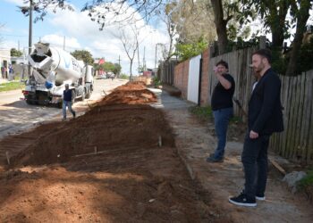 AZCUÉ DIALOGÓ CON LOS VECINOS DEL BARRIO SAN FRANCISCO DURANTE UNA RECORRIDA POR LAS OBRAS EN EJECUCIÓN