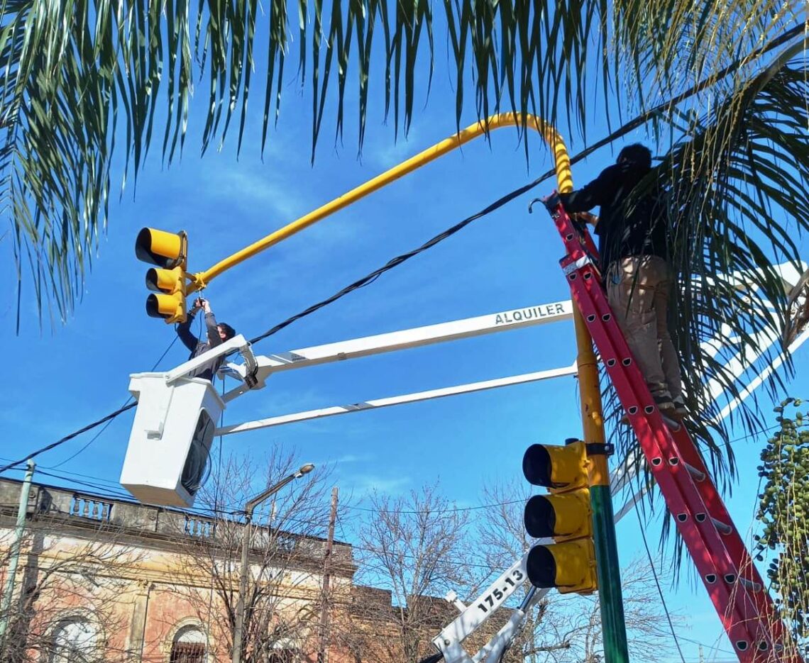 COMIENZA A FUNCIONAR EL SEMÁFORO DE AVENIDA TAVELLA Y DE LOS VIÑEDOS