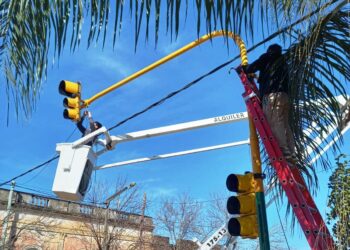 COMIENZA A FUNCIONAR EL SEMÁFORO DE AVENIDA TAVELLA Y DE LOS VIÑEDOS