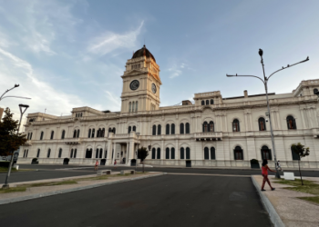 Frente al reclamo de los gremios el gobierno de la Provincia paga el Fonid y la Conectividad que quitó Milei