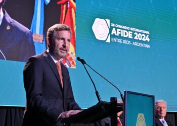 El gobernador presentó un proyecto de ley para promover la Economía del Conocimiento con beneficios impositivos y energéticos