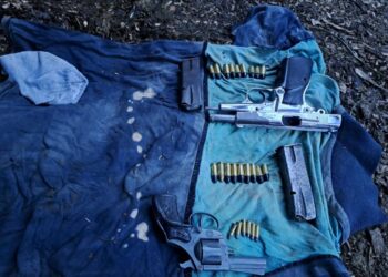 Tras siete allanamientos secuestraron dos armas de fuego y detuvieron a dos hermanos con pedido de captura: una 9mm pertenecía a un policía y habría sido usada en varios ilícitos