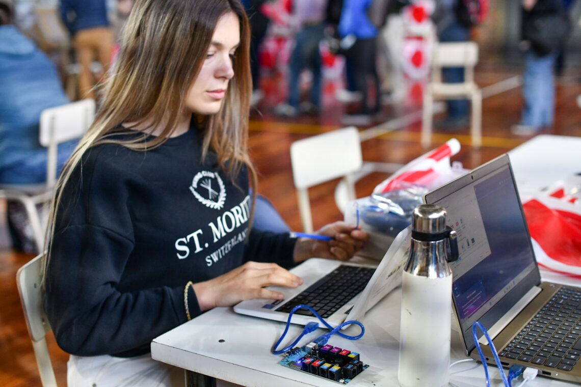 Se capacitó a 1.230 docentes y se entregaron 372 kits de robótica a instituciones educativas