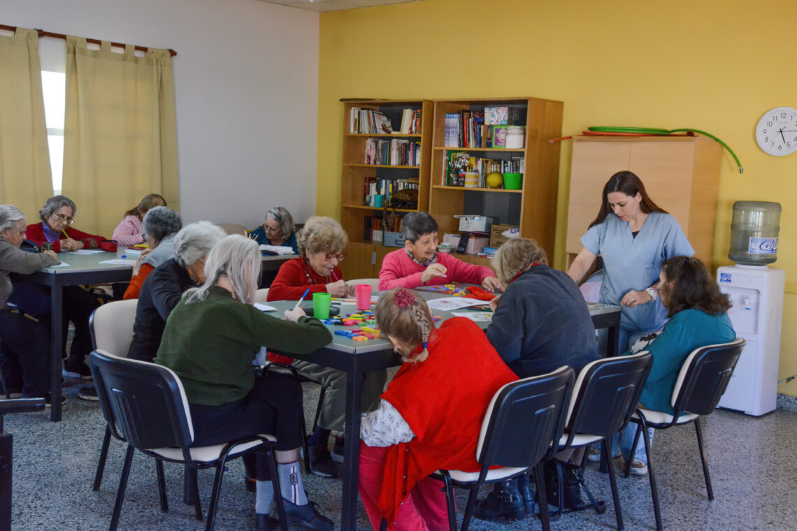Salud promueve entornos de cuidado seguros y saludables para las personas mayores