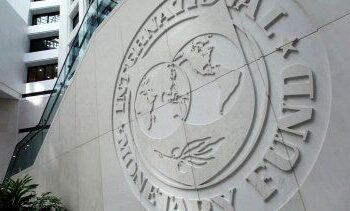 El FMI decidió recortar sobrecargos a países deudores y beneficiará a la Argentina