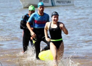 LA PEQUE LARISA BELEN CASTAÑEDA SE DESTACO EN EL TRILAGO EN AGUAS ABIERTAS