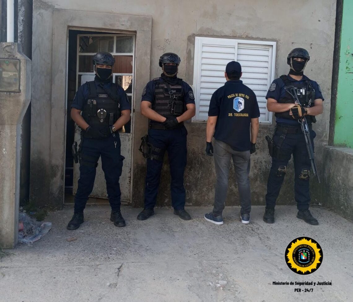 EN UN OPERATIVO DE LA DIVISION TOXICOLOGÍA VICTORIA, JUNTO A PERSONAL DE LA GUARDIA ESPECIAL, Y DE LAS DIRECCIONES PREVENCIÓN VIAL Y DELITOS RURALES, SECUESTRAN CLORHIDRATO DE COCAÍNA EN EL PUESTO CAMINERO – POSTERIORMENTE SE REALIZO UN ALLANAMIENTO EN LA TARDE DE ESTE SÁBADO