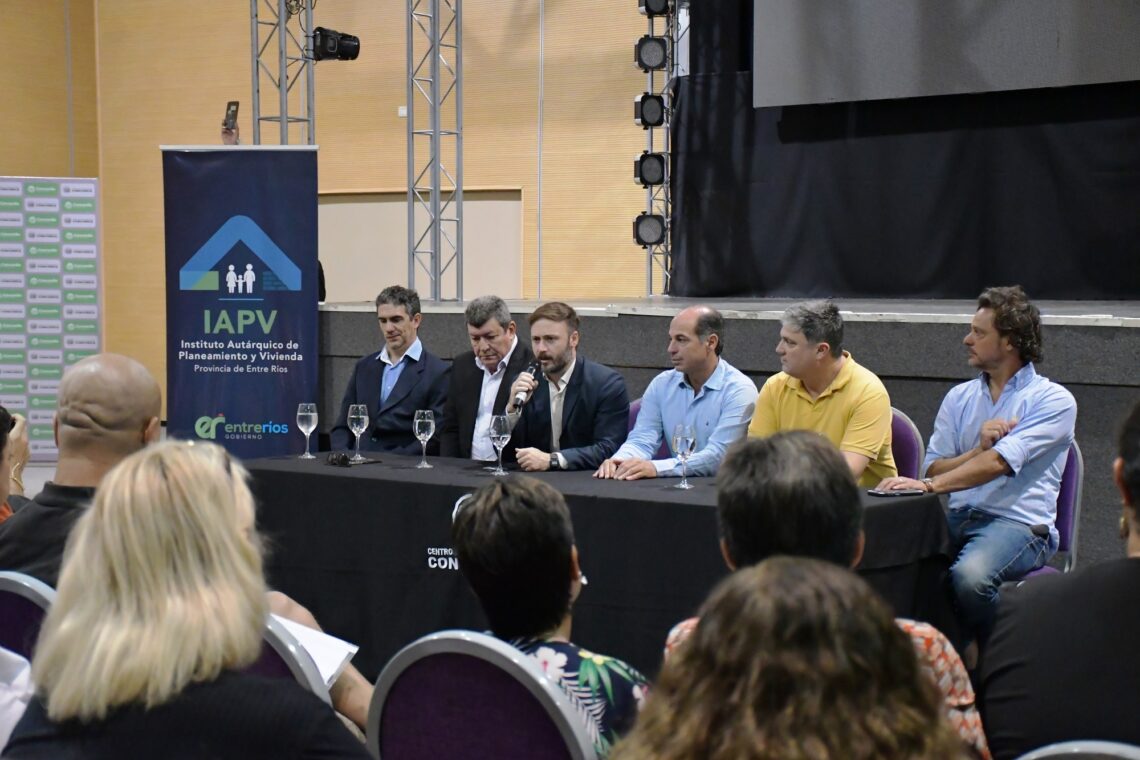 EL INTENDENTE AZCUÉ PARTICIPÓ DE LA ENTREGA DE ESCRITURAS DEL INSTITUTO AUTÁRQUICO DE PLANEAMIENTO Y VIVIENDA