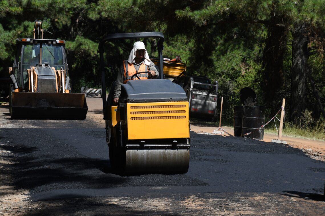 SE REALIZAN MEJORAS Y TRABAJOS DE BACHEO EN LOS CAMINOS INTERNOS DEL PERILAGO