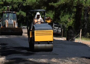 SE REALIZAN MEJORAS Y TRABAJOS DE BACHEO EN LOS CAMINOS INTERNOS DEL PERILAGO