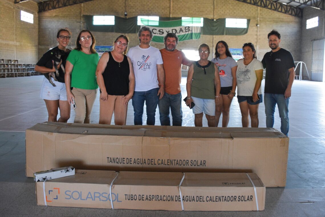 El Intendente Bravo realizó la entrega de Termotanques solares a los Clubes Policial y Almirante Brown