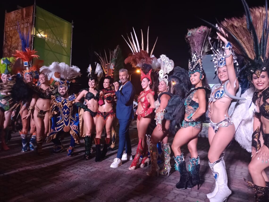 El Carnaval del País desplegó su magia en la presentación de la temporada de verano de Entre Ríos.