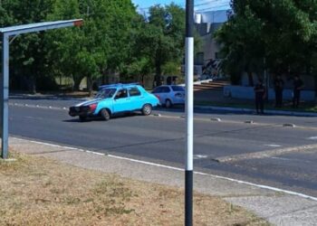 Quiso bajarse de un auto en movimiento y terminó arrollada: está grave