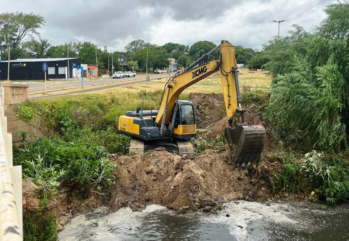 COSTANERA: REPARACIÓN DE UNO DE LOS DIQUES Y TAREAS DE LIMPIEZA EN EL ARROYO MANZORES