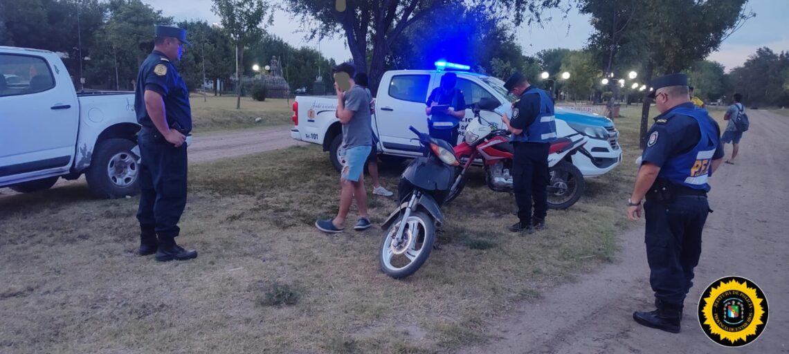 RETIENEN DOS MOTOVEHICULOS A CUATRO CHICOS DE RAMÍREZ – QUIENES CIRCULABAN HACIA HERNÁNDEZ SIN CASCO, SIN LICENCIA DE CONDUCIR Y CARENTES DE LA DOCUMENTACIÓN DE LAS MOTOS