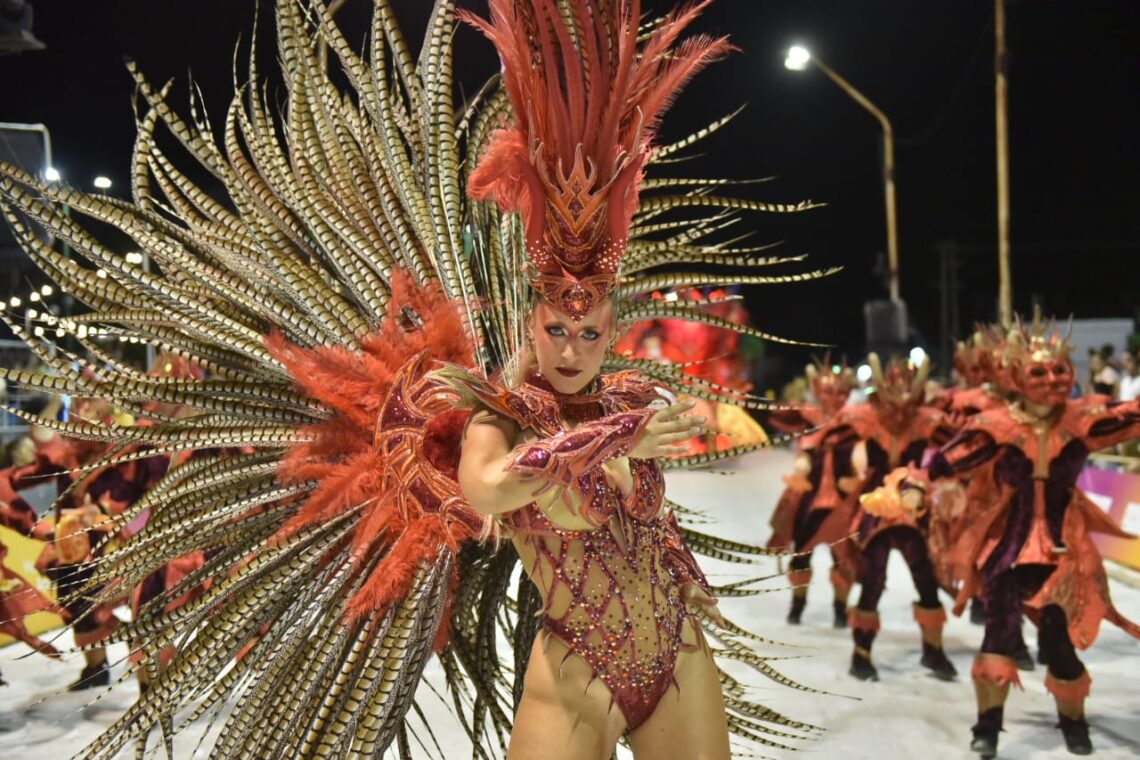 El Carnaval del País brilló en la segunda noche de este 2025