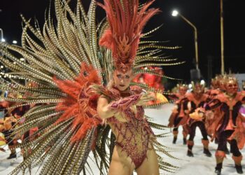 El Carnaval del País brilló en la segunda noche de este 2025