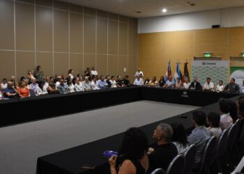 AZCUÉ PUSO EN MARCHA LA MESA DE DESARROLLO HUMANO