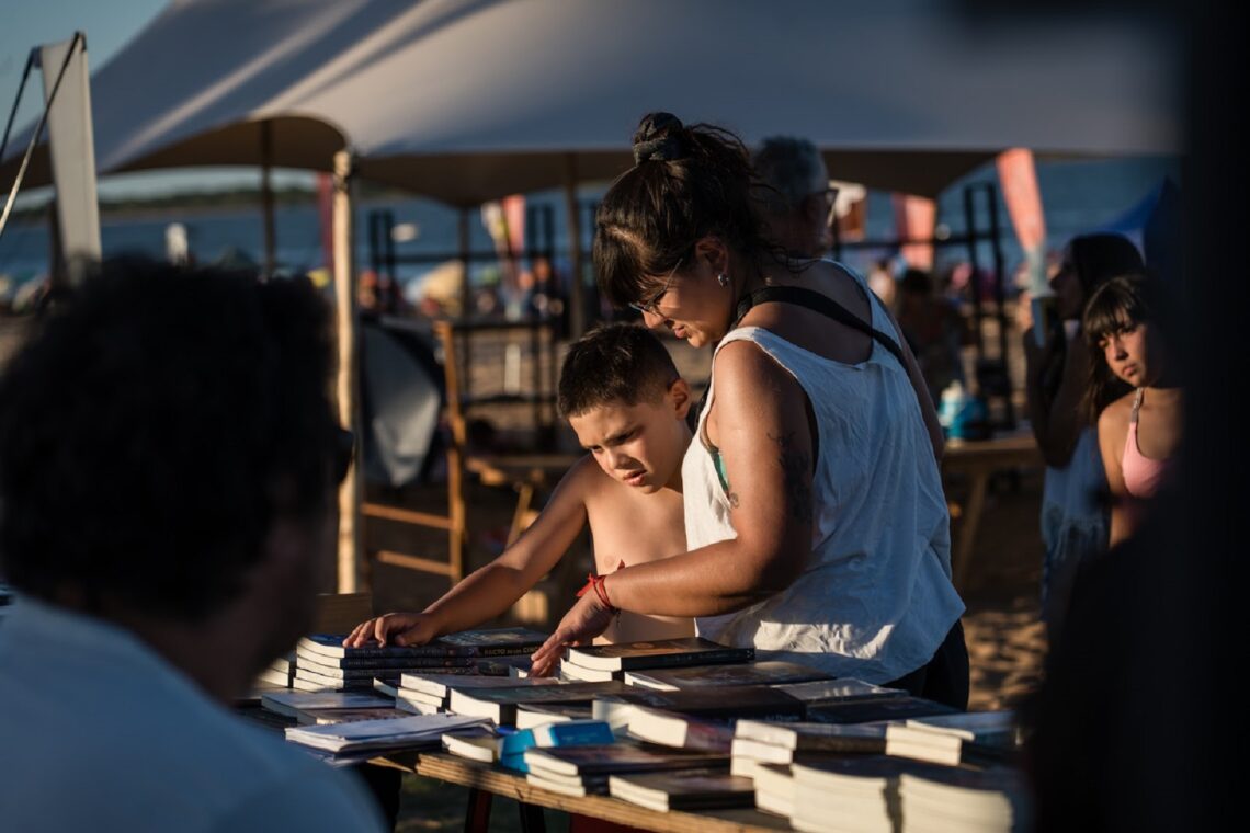 Este fin de semana en Concordia se renueva la invitación para leer en la playa con Mágica