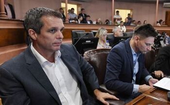 Enrique Cresto analiza romper con el bloque en Diputados y suma un dolor de cabeza al PJ