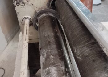 BOMBEROS RESCATAN A UN EMPLEADO DE PANADERÍA ATRAPADO EN LA AMASADORA