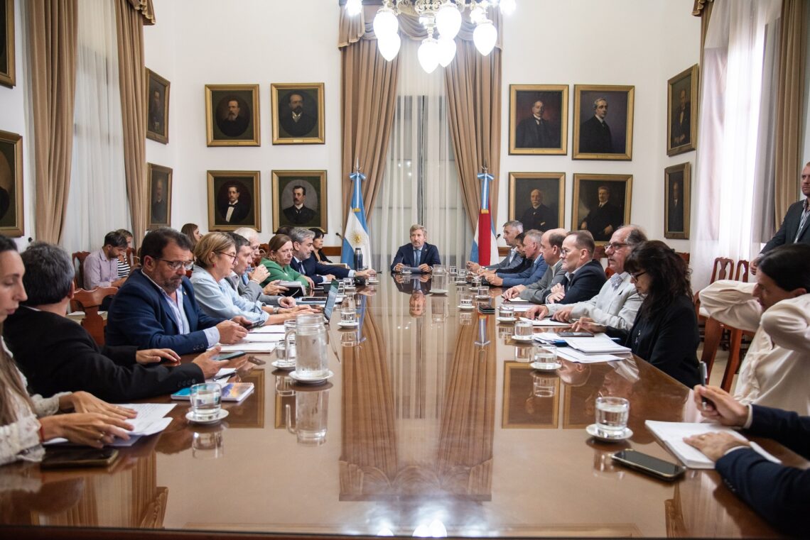 El gabinete provincial analizó el listado y avance de obras de reparaciones en escuelas y hospitales