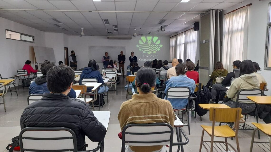 CHARLA SOBRE EMPRENDEDURISMO PARA ESTUDIANTES DE GESTIÓN GASTRONÓMICA EN LA UNER