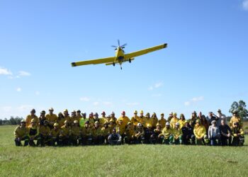 BRIGADISTAS Y BOMBEROS PARTICIPARON DE UN TALLER SOBRE USO Y SEGURIDAD DE MEDIOS AÉREOS EN INCENDIOS FORESTALES
