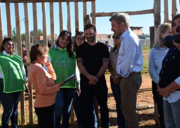 FRIGERIO Y AZCUÉ ENTREGARON DOCUMENTACIÓN DE VIVIENDAS EN EL BARRIO AGUA PATITO DE CONCORDIA