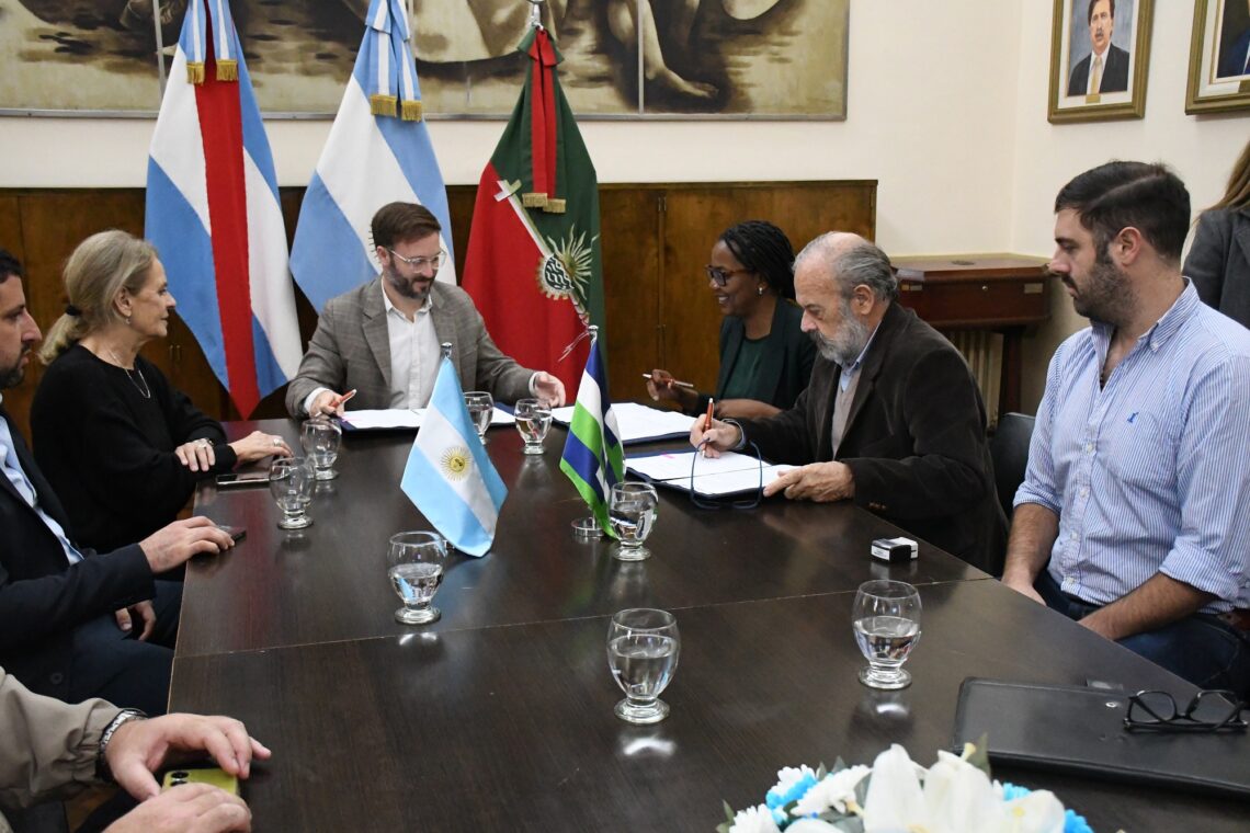 AZCUÉ FIRMÓ UN CONVENIO PARA FORTALECER EL PROCESO DE TRANSFORMACIÓN DE LA ZONA NOROESTE DE CONCORDIA